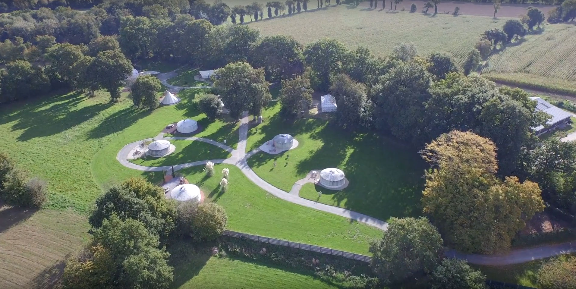 DOMAINE ARVOR - Hébergements insolites pour couples et amis en Bretagne · Côtes-d'Armor