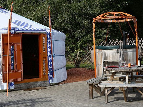 Hébergement pour une nuit insolite en amoureux avec spa privatisé Hébergement pour une nuit insolite en amoureux avec spa privatisé