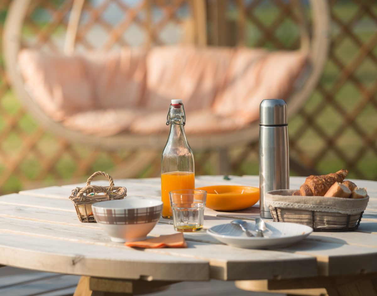 Petit déjeuner en amoureux dans un hébergement insolite de Bretagne Petit déjeuner en amoureux dans un hébergement insolite de Bretagne