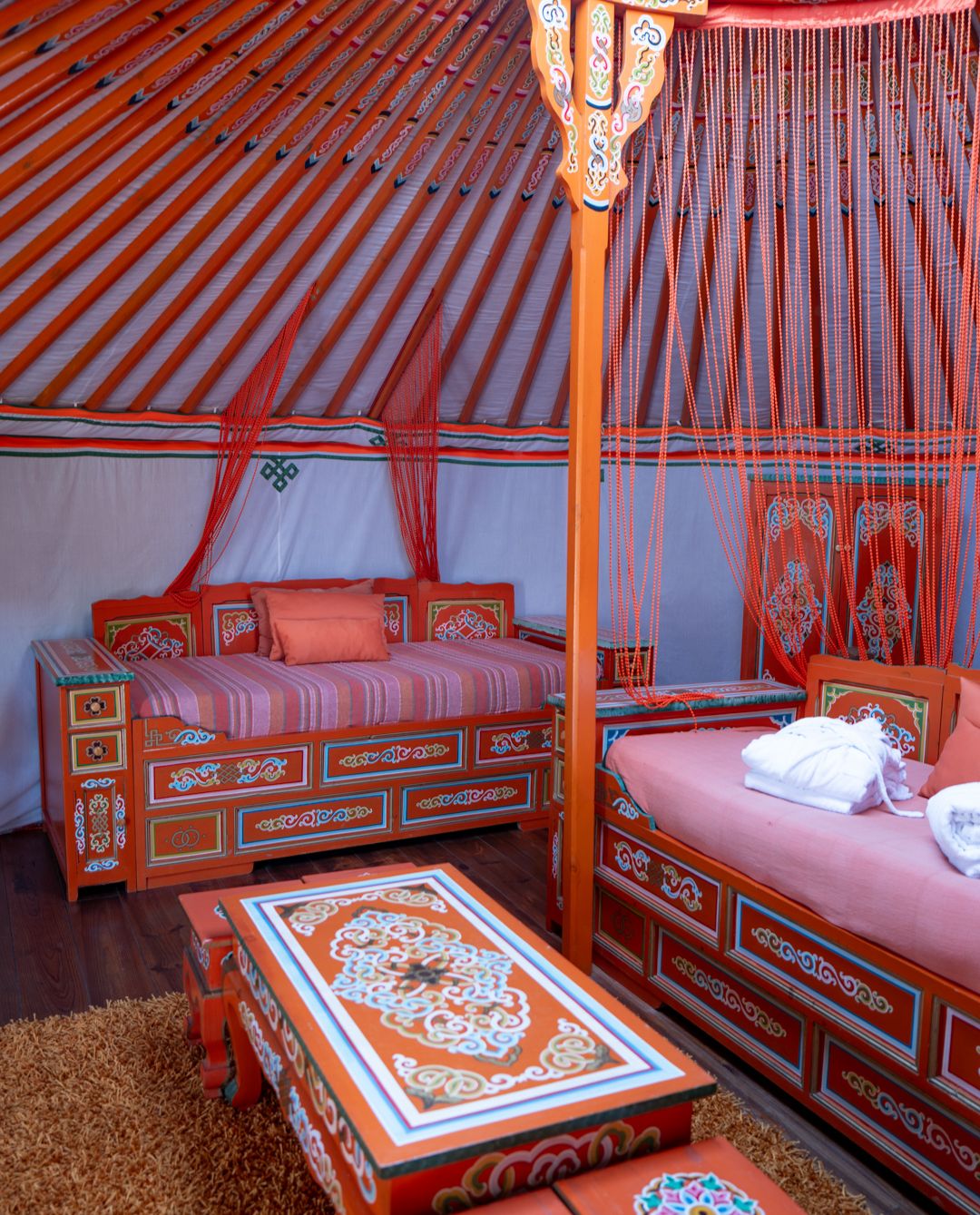Tentez l'exp&eacute;rience d'une nuit en yourte mongole traditionnelle, pr&egrave;s de Dinan en Bretagne